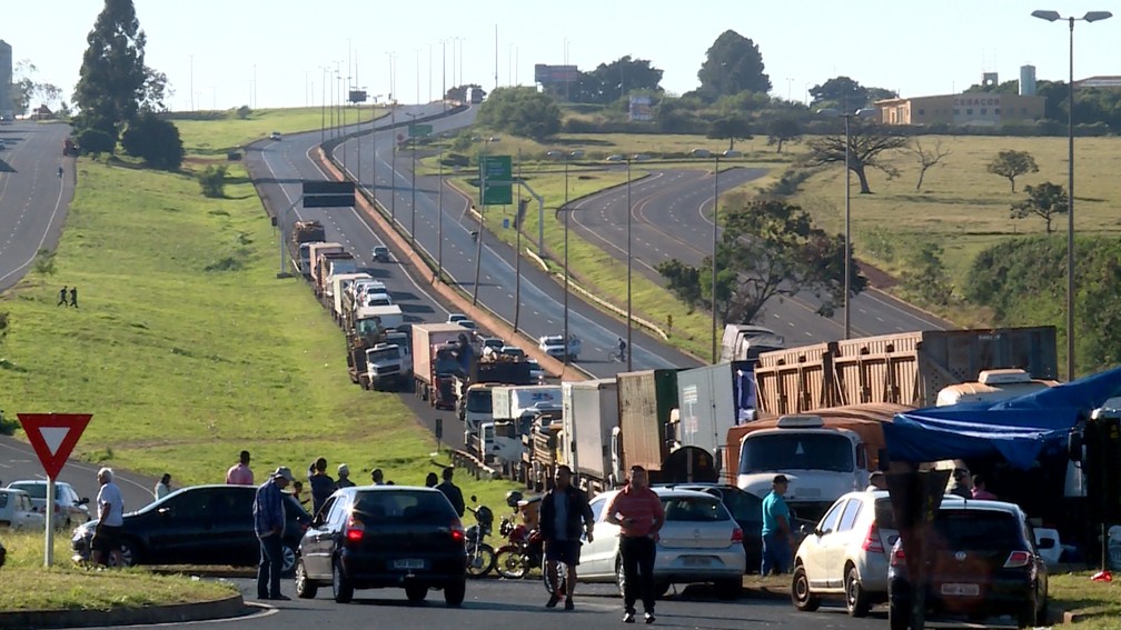Em Uberaba, caminhoneiros estÃ£o concentrados na BR-050 (Foto: ReproduÃ§Ã£o/TV IntegraÃ§Ã£o)