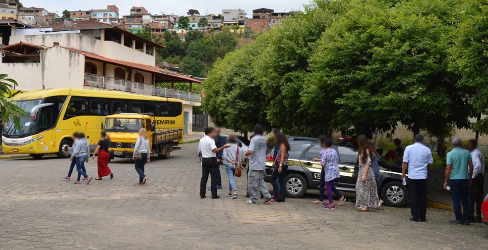 Todos os passageiros do ônibus foram levados para delegacia de Leopoldina após a denúncia de assédio (Foto: Julio Cabral/O Vigilante Online)