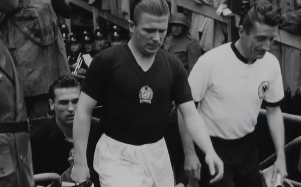 Puskas na final de 1954 - Hungria x Alemanha — Foto: Reprodução SporTV