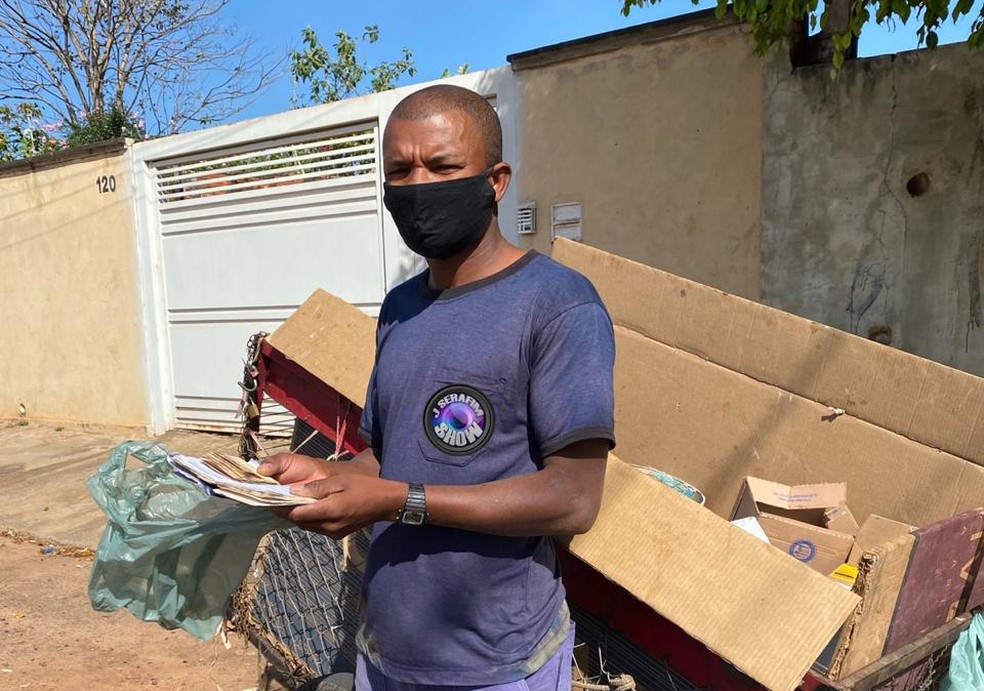 Manoel trabalha com reciclagem h&aacute; 6 anos e tira R$ 2 mil por m&ecirc;s em Lins &mdash; Foto: J. Serafim/Divulga&ccedil;&atilde;o
