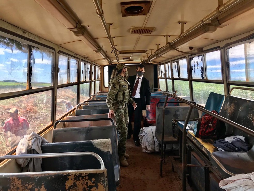 Ônibus que transportava trabalhadores para a colheita de melancia em Campos Novos Paulista (SP) era improvisado e precário — Foto: Polícia Rodoviária Federal/ Divulgação