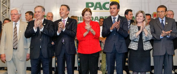 Ao lado de ministros e do Governador do Paraná Beto Richa, Dilma faz anúncios para a cidade de Curitiba (Foto: Roberto Stuckert Filho/PR/Divulgação)
