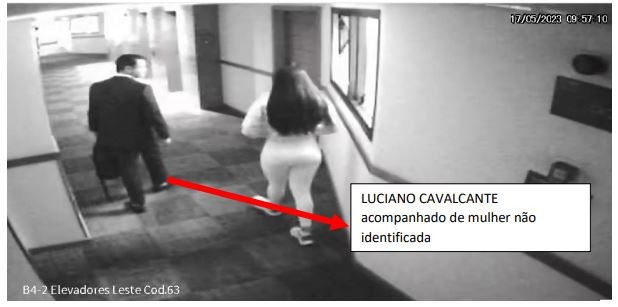 Outra câmera do hotel mostra Cavalcante no corredor do hotel acompanhado de uma mulher não identificada — Foto: Reprodução/PF