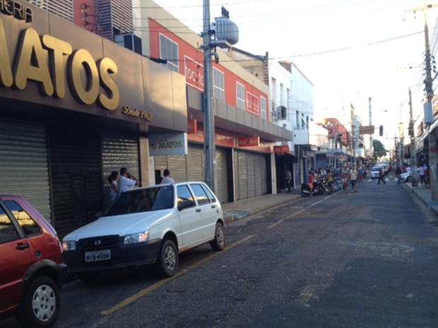 Lojistas fecham portas mais cedo no Centro de Teresina (Foto: Pedro Santiago/G1)