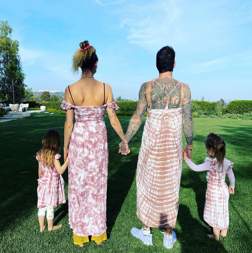 Adam Levine e a esposa Behati Prinsloo com as filhas, Dusty Rose e Gio Grace (Foto: Instagram)