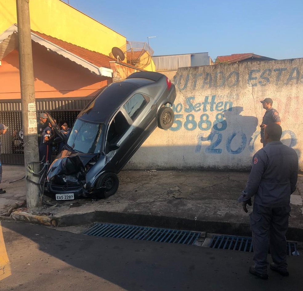 Carro ficou 'em pé' no bairro Jaraguá, em Piracicaba — Foto: Arquivo pessoal