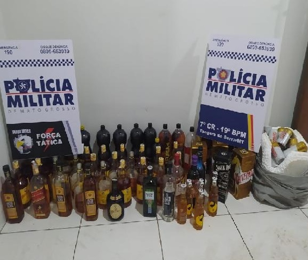 Bebidas foram apreendidas pela polcia  Foto: Polcia Militar