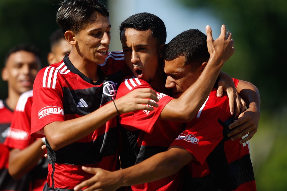 Werton, Matheus Gonçalves e Petterson comemoram gol do Flamengo — Foto: Gilvan de Souza/Flamengo