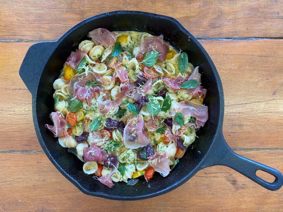 Receita de macarrão com parma, azeitonas pretas, tomate e alcaparras do chef Felipe Caputo — Foto: Divulgação
