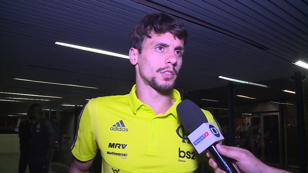 Rodrigo Caio no desembarque do Flamengo no Rio &mdash; Foto: Foto: Sergio Lobo