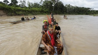 Lideranças ashaninka e kayapó durante viagem de barco no caudaloso rio Amônia, que segue até a fronteira com o Peru - Foto: Domingos Peixoto / Agência O Globo