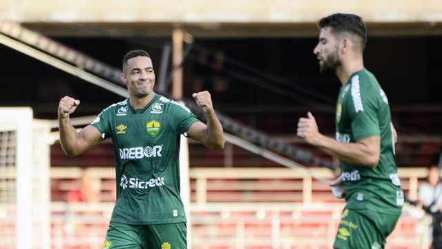 Jenison festeja gol do Cuiab&aacute; contra o S&atilde;o Paulo