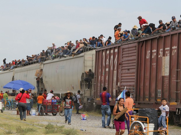  Imigrantes da América Central entram no trem de carga chamado de La Bestia (A Besta), em uma tentativa de alcançar a fronteira entre México e EUA, em Arriaga, estado de Chiapas, México.  (Foto: Elizabeth Ruiz/AFP)
