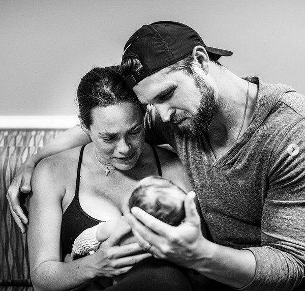 A ex-atriz infantil Kara Keough e o marido com o filho que morreu logo após seu nascimento (Foto: Instagram)