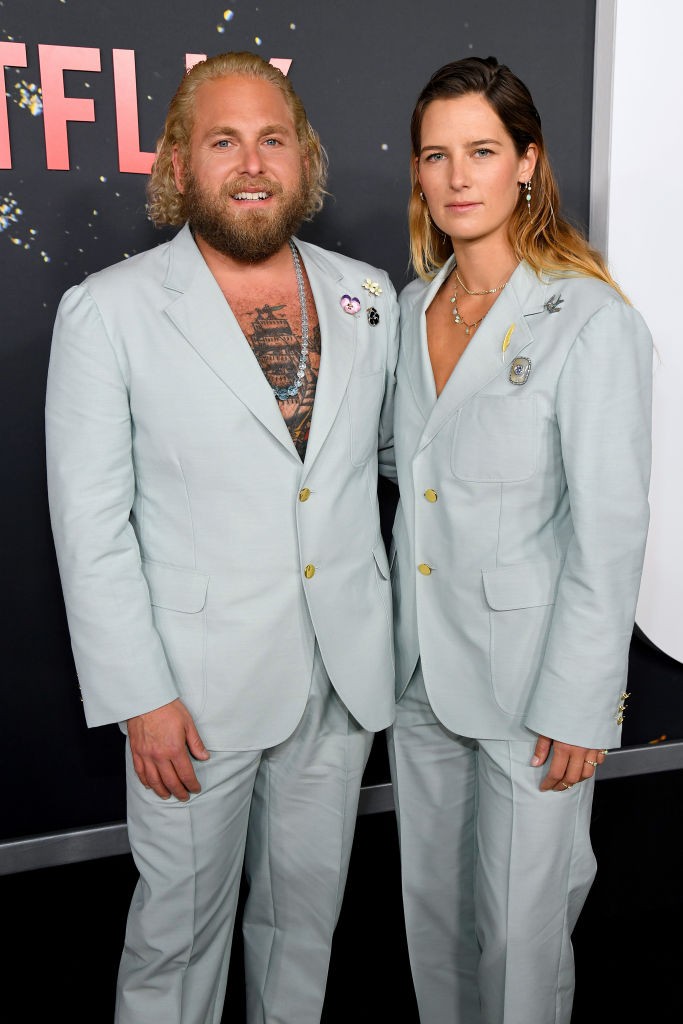 Jonah Hill e Sarah Brandy com looks combinados (Foto: Getty Images)