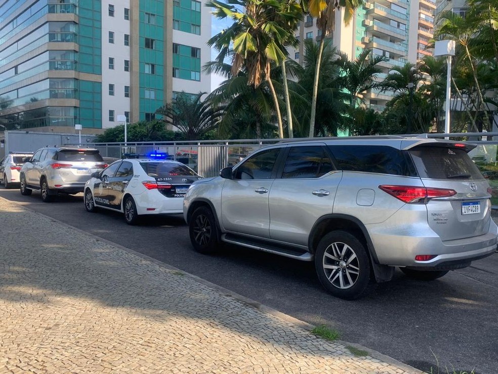 Carros foram apreendidos em condomínio de luxo na Barra da Tijuca — Foto: Reprodução/Arquivo Pessoal