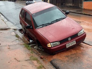 Carro afunda em asfalto na rua Coronel Alves Seabra em Bauru (Foto: Arquivo pessoal/Leandro Peral)