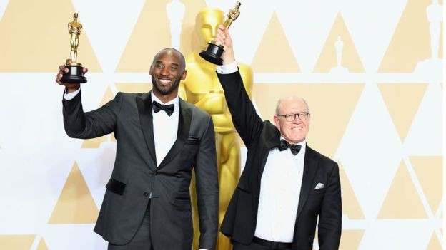 Glen Keane (à direita) ganhou o Oscar de melhor curta-metragem de animação por 'Dear Basketball', ao lado de Kobe Bryant, ex-astro da NBA (Foto: Getty Images)