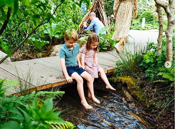 A Princesa Charlotte e o Príncipe George brincando em um parque com os pais, Príncipe William e duquesa Kate Middleton, e com o irmãozinho Louis ao fundo (Foto: Instagram)