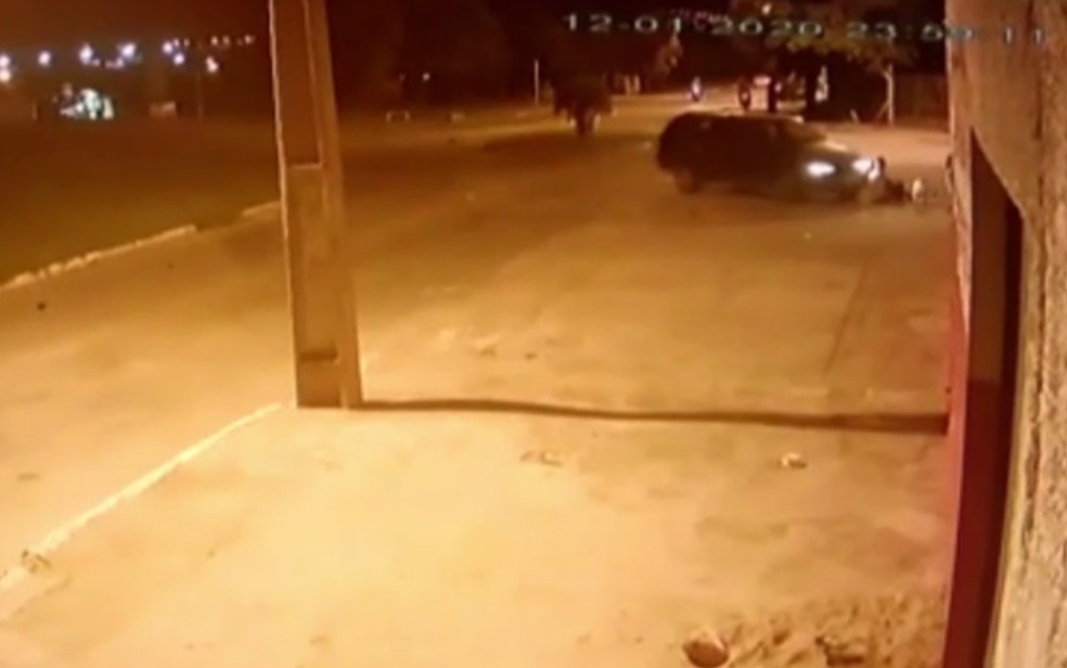Carro é flagrado atropelando quatro crianças em Senador Canedo — Foto: Reprodução/TV Anhanguera