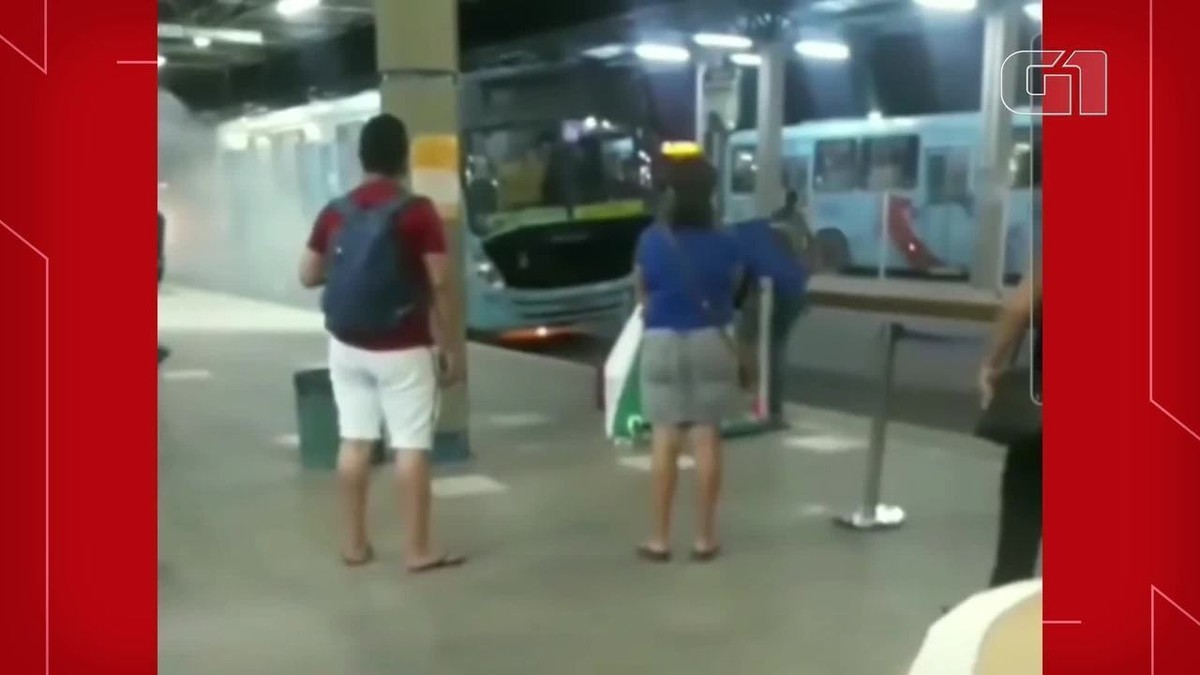 Ônibus sofre princípio de incêndio no terminal Siqueira, em Fortaleza - Vimarsana News