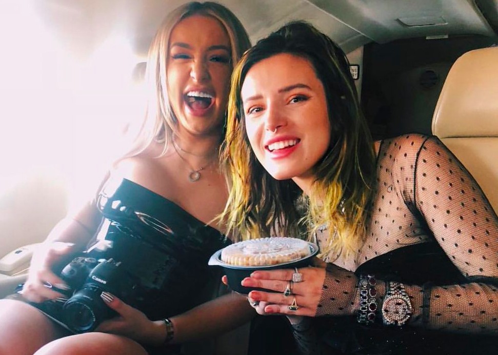 Bella Thorne celebrando seu aniversário de 22 anos na companhia da ex-namorada, a youtuber Tana Mongeau (Foto: Instagram)