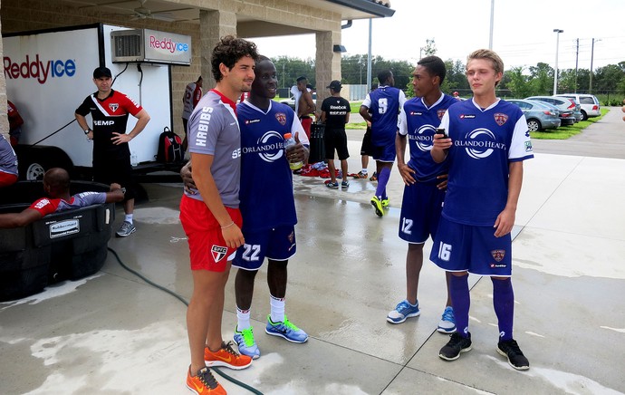 Pato é tietado por jogadores do time sub-23 do Orlando City