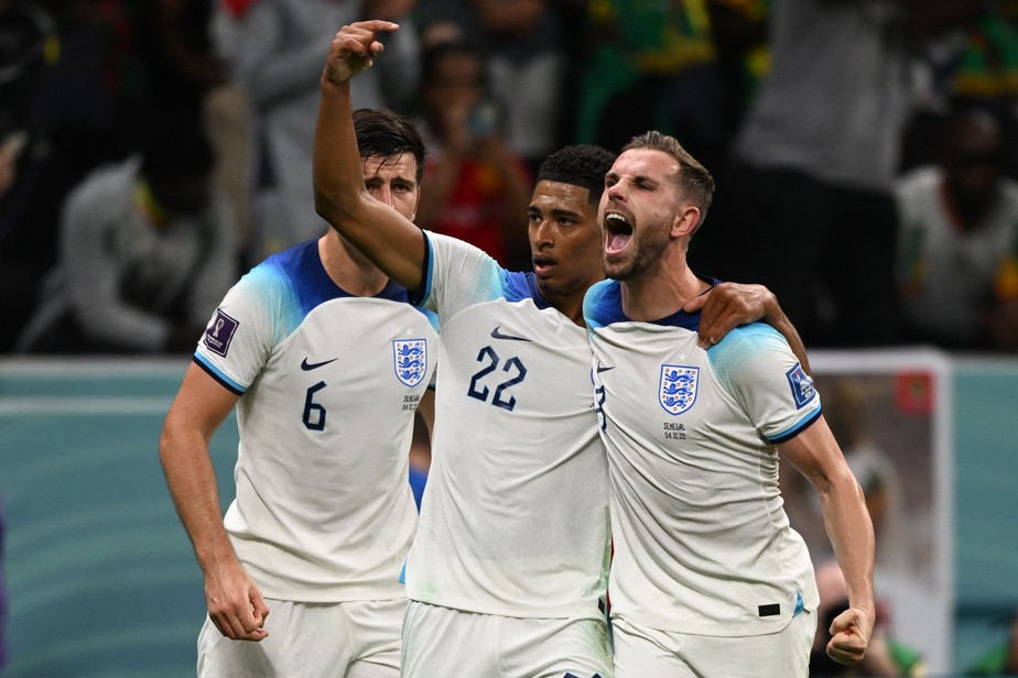 Bellingham e Henderson comemoram juntos o primeiro gol da Inglaterra