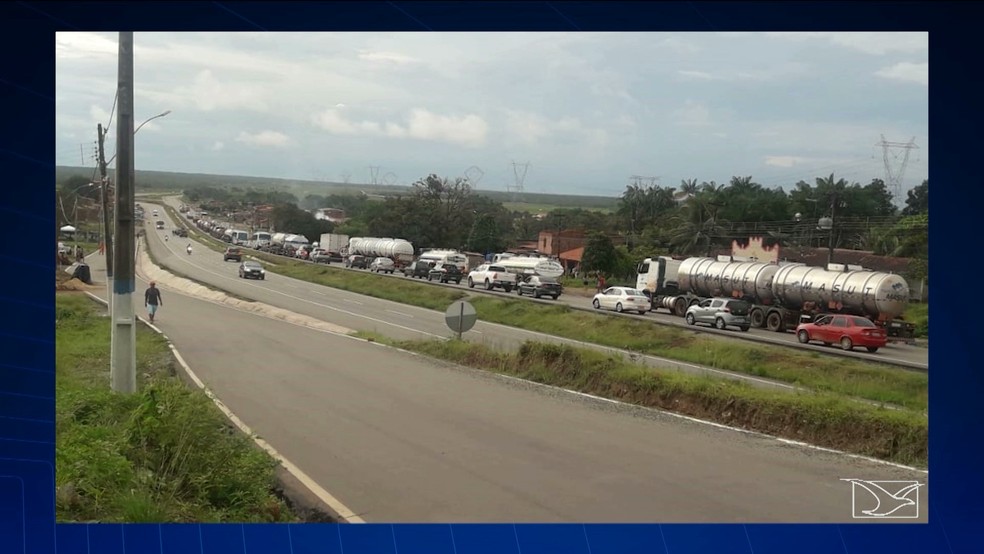 VÃ¡rios caminhÃµes-tanque ficaram retidos durante a tarde por conta do protesto dos moradores (Foto: ReproduÃ§Ã£o/TV Mirante)