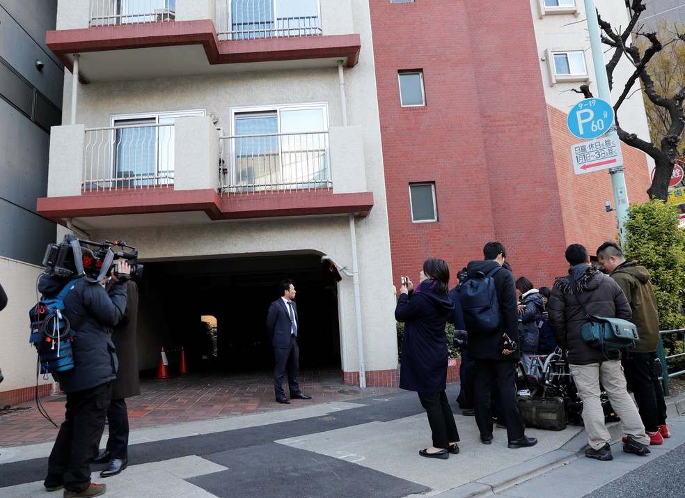 Jornalistas são vistos em frente à residência de Carlos Ghosn nesta quinta-feira (4), no Japão — Foto: Kim Kyung-hoon/Reuters