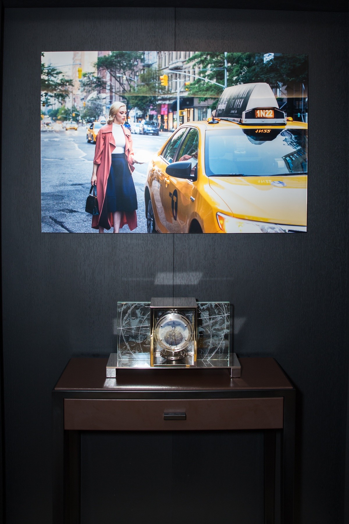 Sarah Gadon é clicada por Caitiling Cronenberg em exposição na flagship da Jaeger-LeCoultre em NY (Foto: Caitiling Cronenberg)