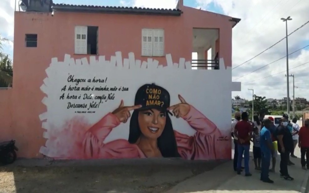 Fã pintou a fechada da casa em homenagem à Paulinha Abelha — Foto: Anderson Barbosa
