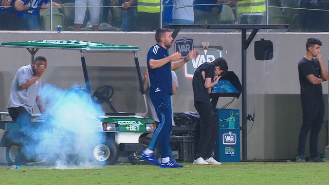 Bomba explode perto de Pezzolano durante Cruzeiro e Atlético-MG