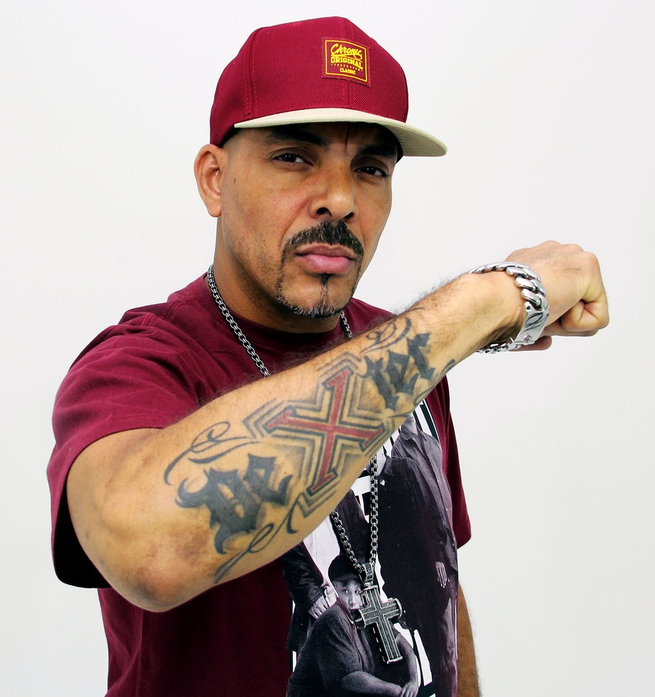Dexter apresenta 'Síndrome do pânico' com discurso escrito com o rapper ...