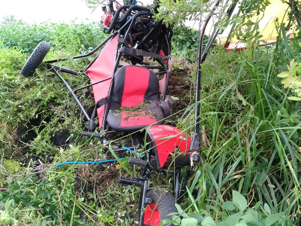 Piloto ficou ferido ap&oacute;s a queda de uma aeronave modelo trike em SC  (Foto: Tiago Amaral/Divulga&ccedil;&atilde;o)