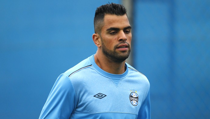 Maicon será avaliado dia a dia durante pausa e volta contra o Santos é incerta