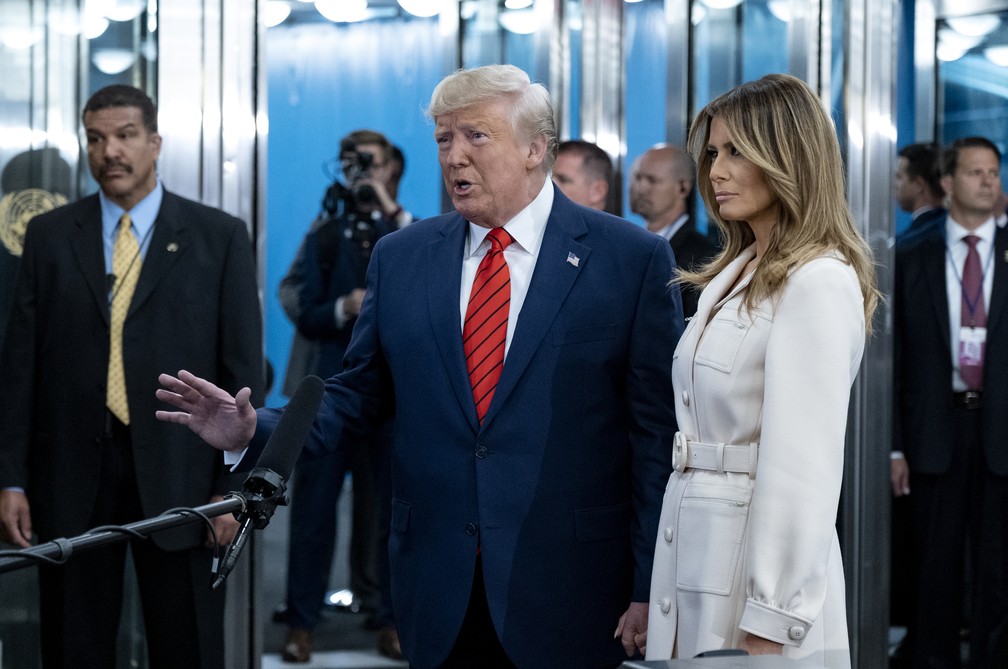 O presidente americano, Donald Trump, chega com a primeira-dama dos EUA, Melania Trump, ao debate da Assembleia Geral da ONU, nesta terça-feira (24). — Foto: Craig Ruttle/AP