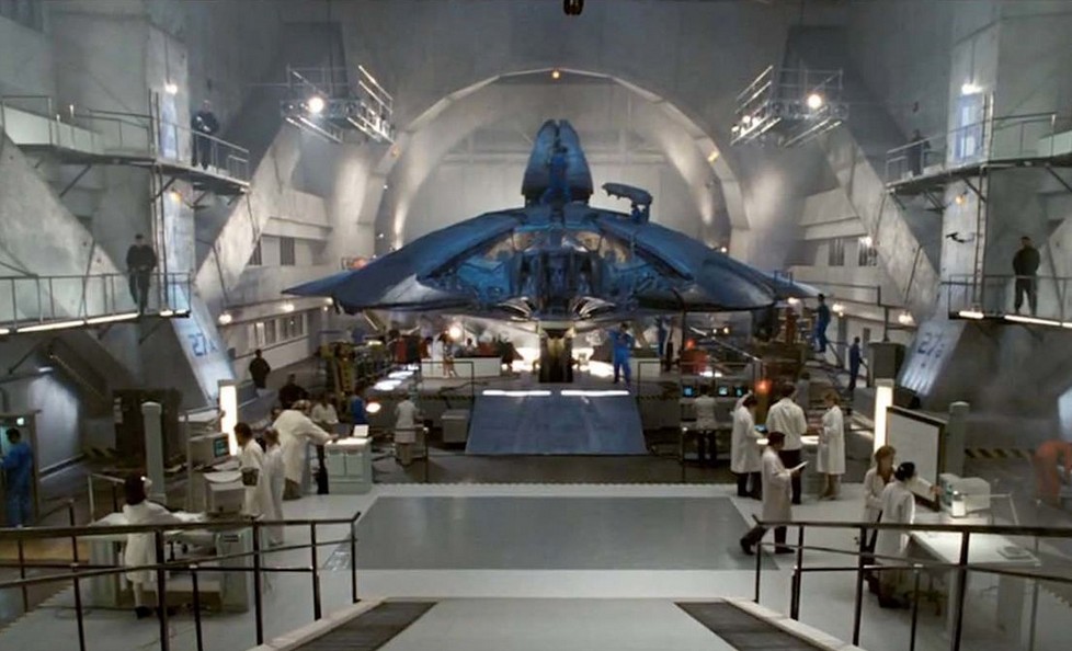 Uma nave alienígena dentro da Área 51 em cena de Independence Day (Foto: Reprodução)