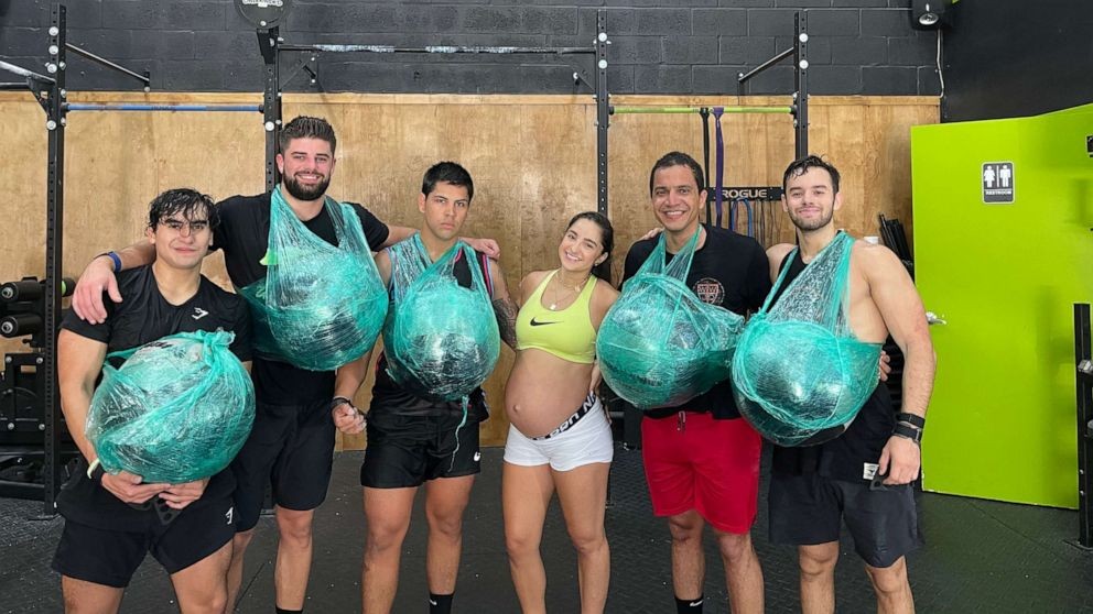 Mulher Crossfit Fazendo Flex-ups Durante Treino De Treinamento Ao