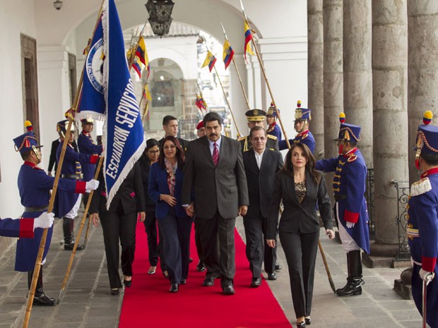 O presidente venezuelano, Nicolás Maduro, chega ao palácio presidencal de Quito ao lado do minisrto das relações exteriores do Equador, Ricardo Patino (Foto: REUTERS/Guillermo Granja)