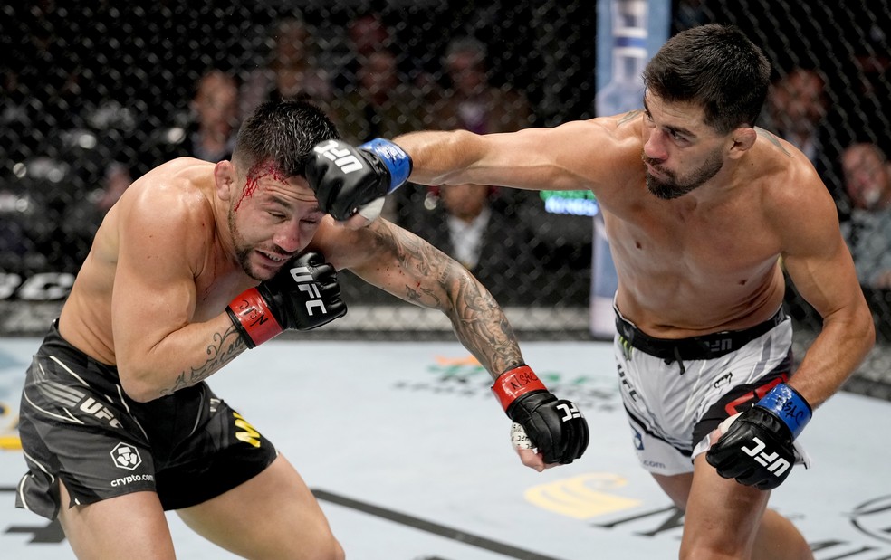 Dominick Cruz venceu Pedro Munhoz por decisão unânime (triplo 29-28) — Foto: Getty Images