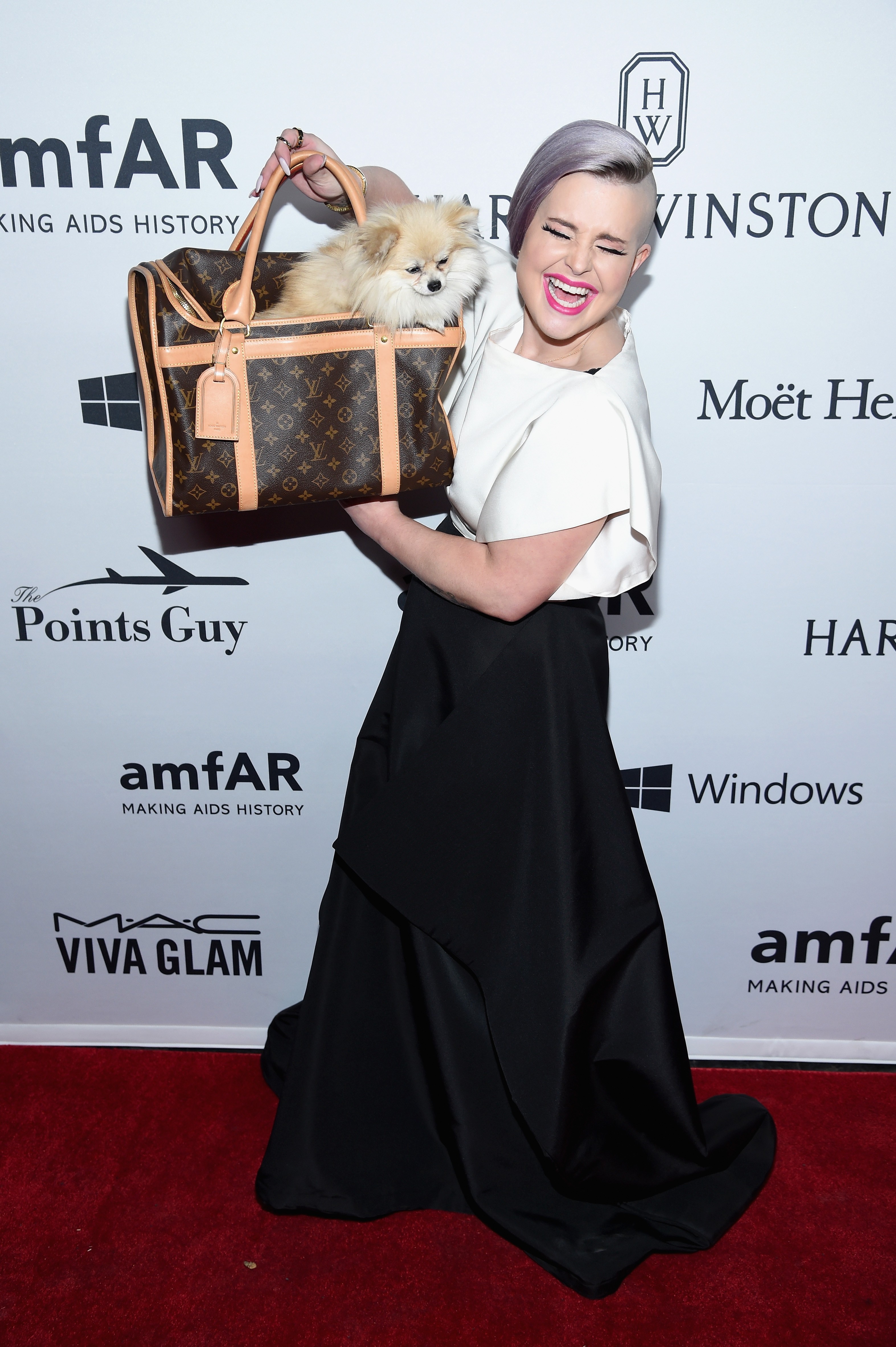 Kelly Osbourne chega a festa de gala com cachorro na bolsa (Foto: Getty Images)
