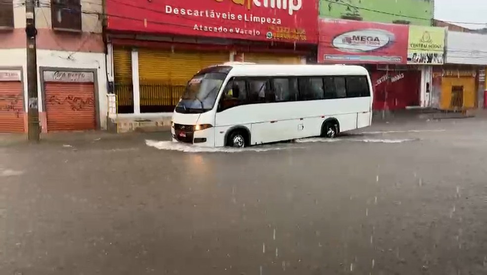 Chuva alagou o Mercado Central de São Luís nesta segunda-feira (30) — Foto: Reprodução