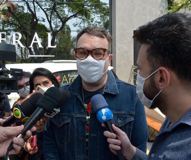 O jornalista Felipeh Campos chega ao velório de Vanusa (Foto: Francisco Cepeda/AgNews)