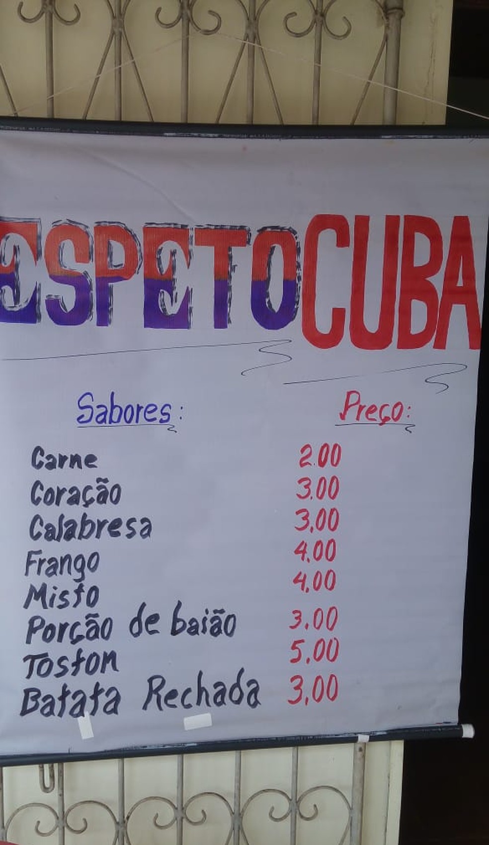 MÃ©dicos cubanos estÃ£o vendendo churrasquinho nas ruas de Itaituba depois de serem dispensados do programa Mais MÃ©dicos.  â Foto: Sulene Oliveira/ Arquivo pessoal