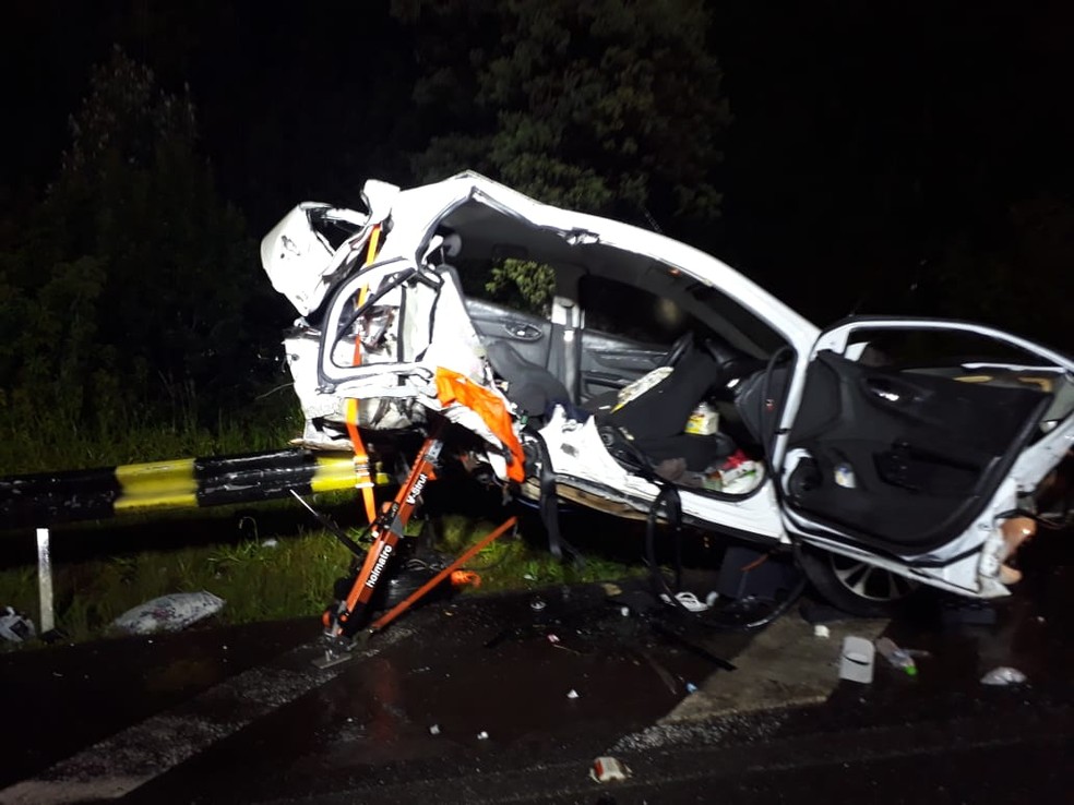 Vítimas estavam no mesmo carro quando o acidente aconteceu, em São José do Cerrito (SC). — Foto: Corpo de Bombeiros Militar de Lages/Divulgação