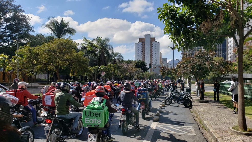 Enfileirados, motociclistas ocupam rua Rodrigues Caldas, na Região Centro-Sul de BH — Foto: Rodrigo Franco / TV Globo