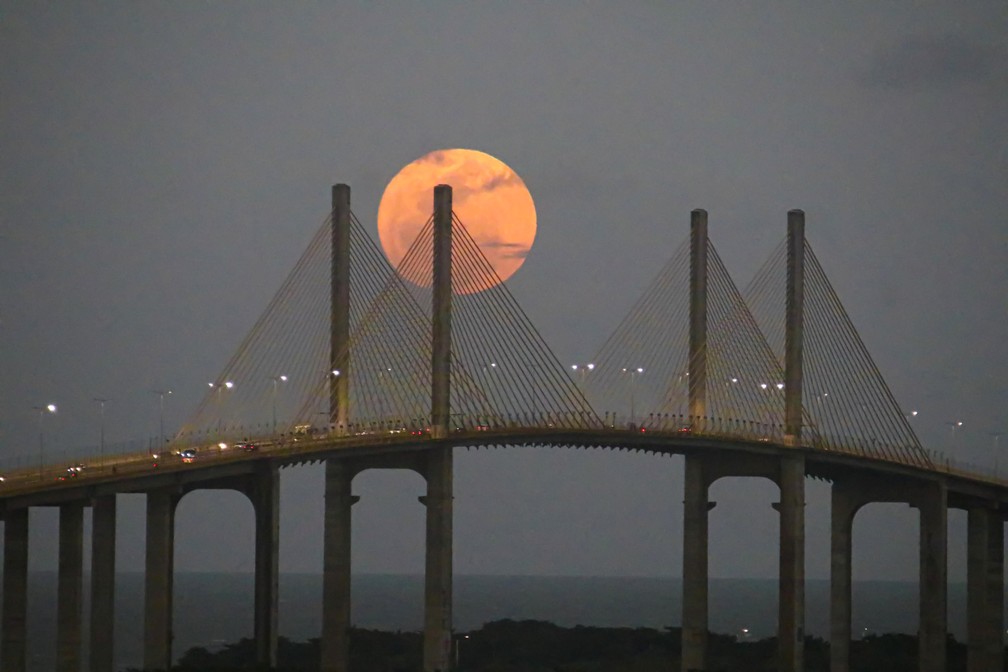  Lua cheia com vista para Ponte Newton Navarro, na cidade de Natal, RN, nesta quarta-feira, 13. — Foto: CANINDÉ SOARES/FUTURA PRESS/FUTURA PRESS/ESTADÃO CONTEÚDO