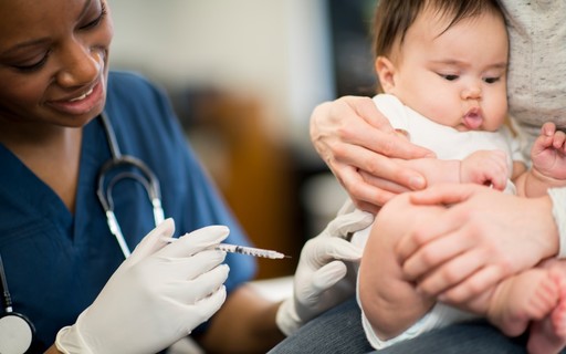 Pais que não vacinam os filhos serão presos - Revista Crescer | Saúde