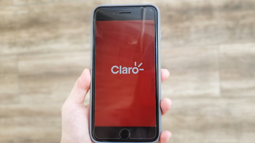 Relatório apontou a Claro como a empresa de telefonia com a melhor experiência em Internet móvel do país — Foto: Reprodução/Caroline Parreiras